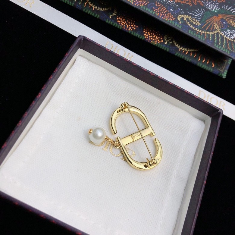 chr1st1an D10r brooches